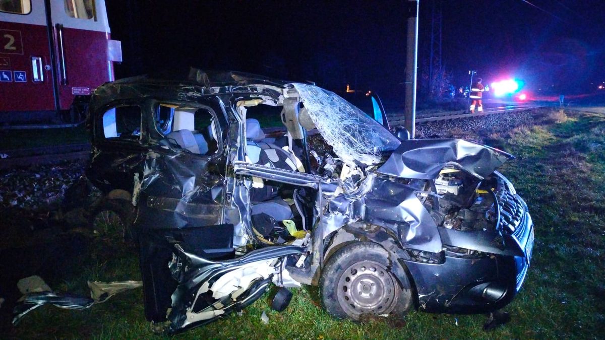 Řidič auta na Táborsku zamířil přímo pod rozjetý vlak. Na místě zemřel